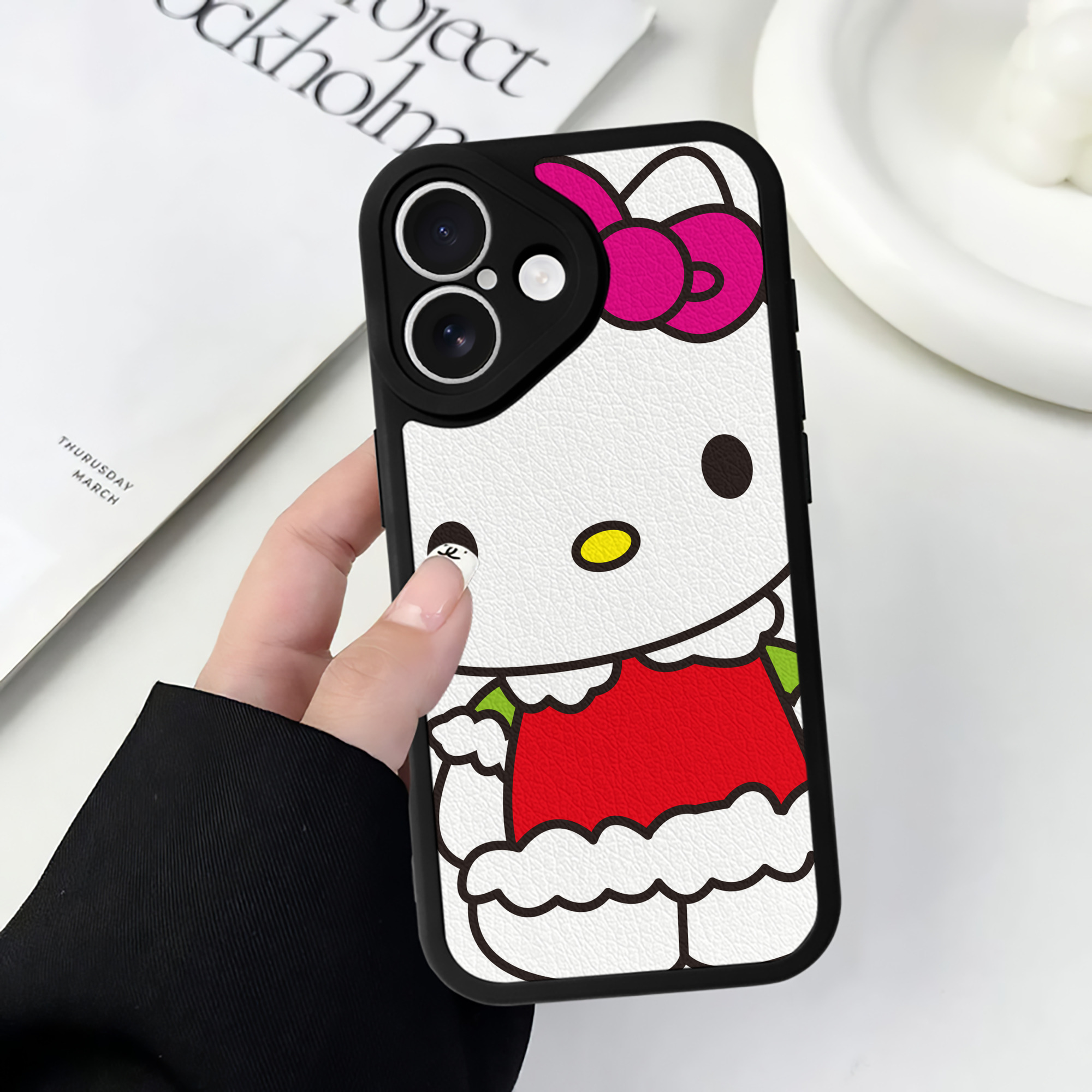（画像用） Hello Kitty ハローキティ 【iPhone 16シリーズ対応】シリコンスマホケース（レザー調） 材質：シリコン